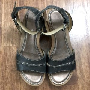 Naturalized wedge anckle strap sandal